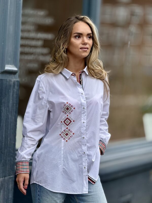 img_7923 Overhemd met Armeense Traditionele Borduurwerk Marash -Wit kleur ( S-M)