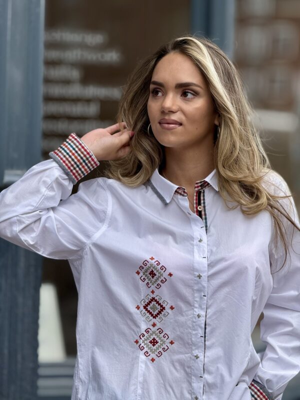 img_7926 Overhemd met Armeense Traditionele Borduurwerk Marash -Wit kleur ( S-M)