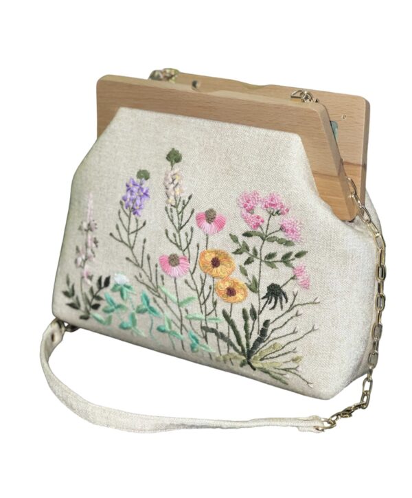 Tas met bloemen borduurwerk 
Houten sluiting