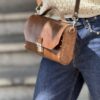 Exclusief   Unieke Leer  Tas met Natuurlijke  walnoten hout
 Ornamenten afkomstig van Armeense middeleeuwse miniaturen "geperforeerd"
  (Handmade)