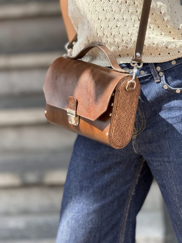 Exclusief   Unieke Leer  Tas met Natuurlijke  walnoten hout
 Ornamenten afkomstig van Armeense middeleeuwse miniaturen "geperforeerd"
  (Handmade)