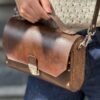 Exclusief   Unieke Leer  Tas met Natuurlijke  walnoten hout
 Ornamenten afkomstig van Armeense middeleeuwse miniaturen "geperforeerd"
  (Handmade)