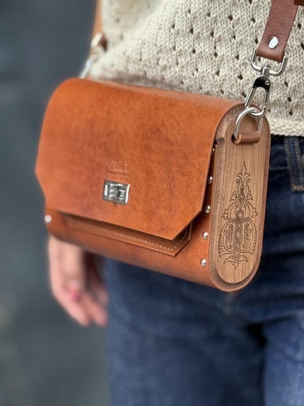 Exclusief   Unieke Leer  Tas met Natuurlijke  walnoten hout  (Handmade)