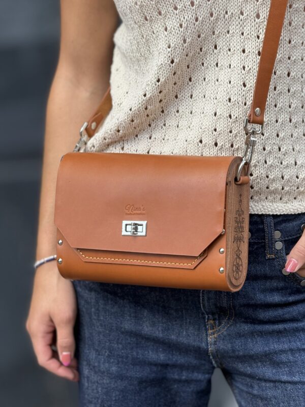 Exclusief   Unieke Leer  Tas met Natuurlijke  walnoten hout
 Ornamenten afkomstig van Armeense middeleeuwse miniaturen "geperforeerd"
  (Handmade)