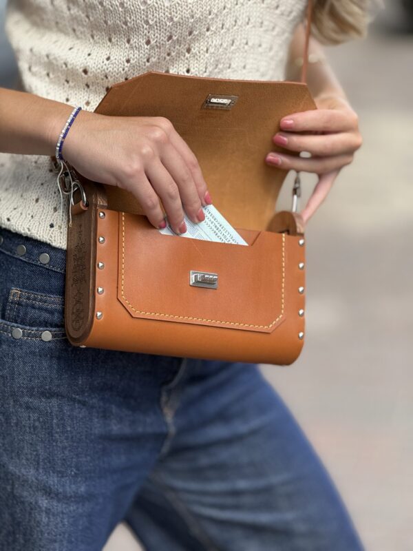 Exclusief   Unieke Leer  Tas met Natuurlijke  walnoten hout
 Ornamenten afkomstig van Armeense middeleeuwse miniaturen "geperforeerd"
  (Handmade)