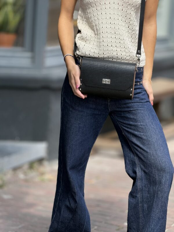 Exclusief   Unieke Leer  Tas met Natuurlijke  walnoten hout
 Ornamenten afkomstig van Armeense middeleeuwse miniaturen "geperforeerd"
  (Handmade)