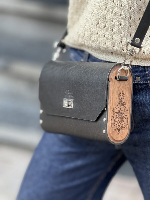 Exclusief   Unieke Leer  Tas met Natuurlijke  walnoten hout
 Ornamenten afkomstig van Armeense middeleeuwse miniaturen "geperforeerd"
  (Handmade)