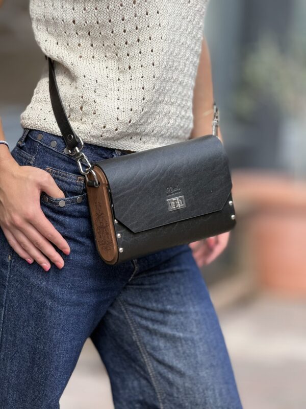 Exclusief   Unieke Leer  Tas met Natuurlijke  walnoten hout
 Ornamenten afkomstig van Armeense middeleeuwse miniaturen "geperforeerd"
  (Handmade)