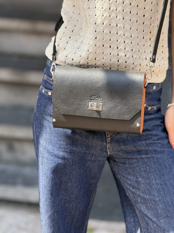 Exclusief   Unieke Leer  Tas met Natuurlijke  walnoten hout
 Ornamenten afkomstig van Armeense middeleeuwse miniaturen "geperforeerd"
  (Handmade)