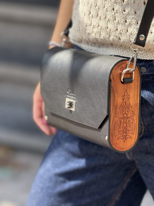 Exclusief   Unieke Leer  Tas met Natuurlijke  walnoten hout
 Ornamenten afkomstig van Armeense middeleeuwse miniaturen "geperforeerd"
  (Handmade)