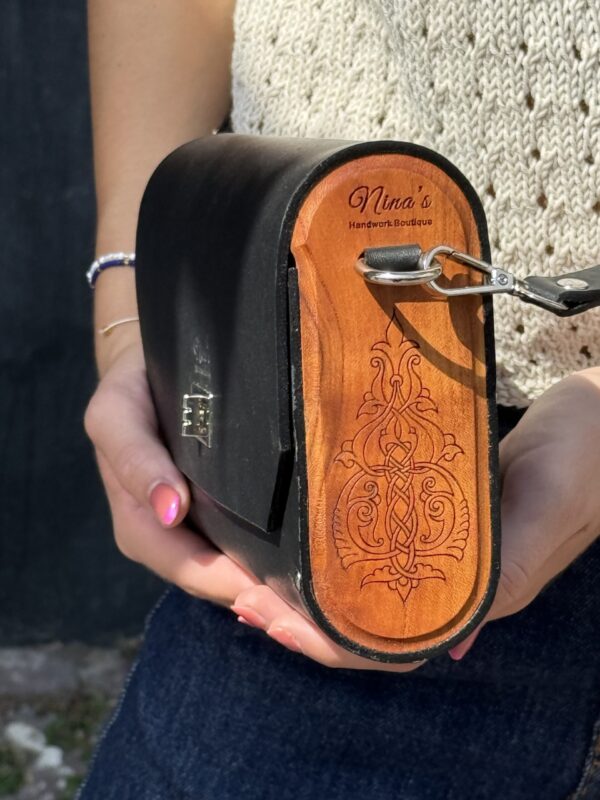 Exclusief   Unieke Leer  Tas met Natuurlijke  walnoten hout
 Ornamenten afkomstig van Armeense middeleeuwse miniaturen "geperforeerd"
  (Handmade)