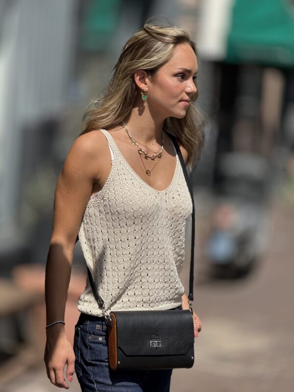 Exclusief   Unieke Leer  Tas met Natuurlijke  walnoten hout
 Ornamenten afkomstig van Armeense middeleeuwse miniaturen "geperforeerd"
  (Handmade)