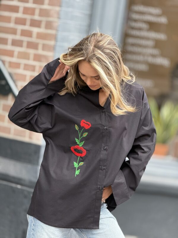 Overhemd met  Klaprozen  Borduurwerk  Zwart  Kleur ( S-M) Handmade