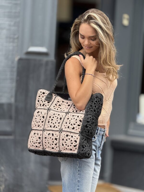 Strand Tas Van Biologie Raffia 
Handmade Zwart en Crème Kleur