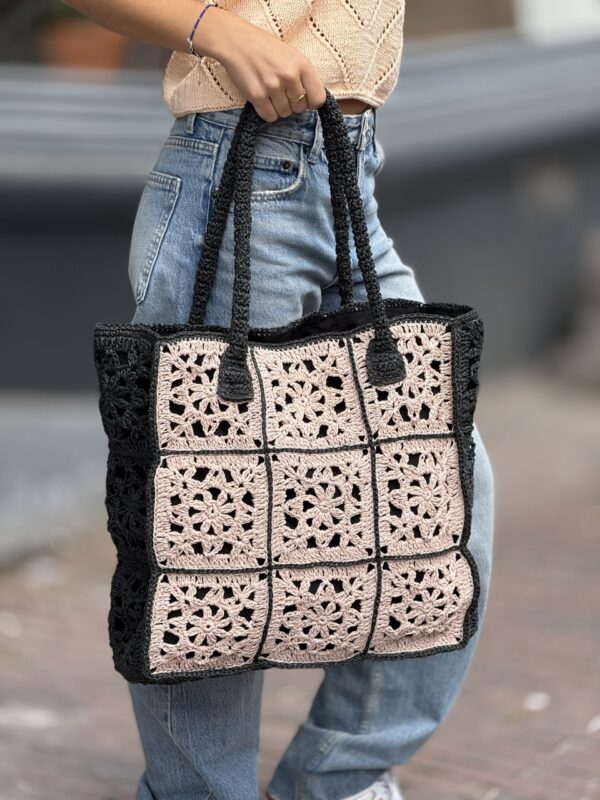 Strand Tas Van Biologie Raffia 
Handmade Zwart en Crème Kleur