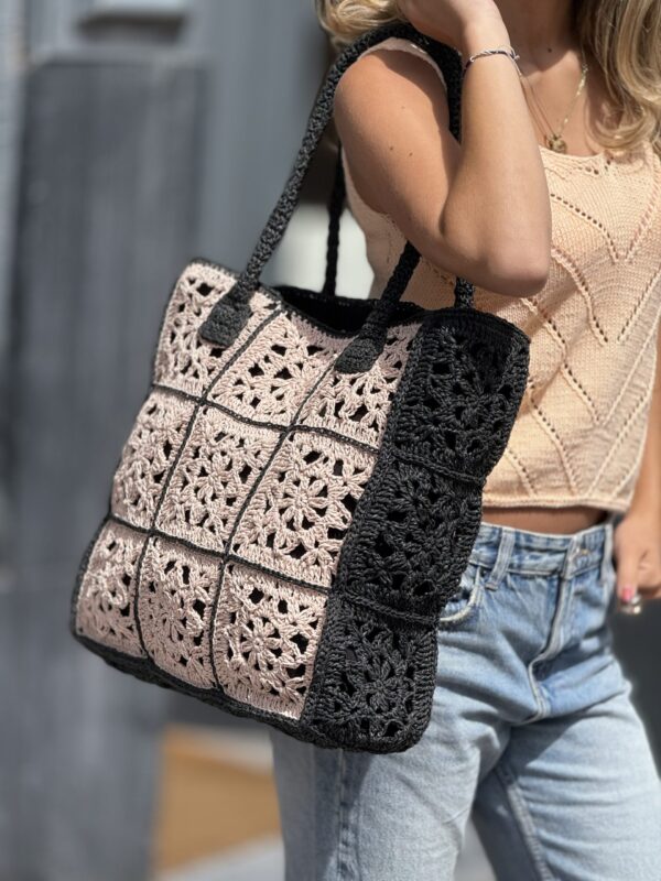 Strand Tas Van Biologie Raffia 
Handmade Zwart en Crème Kleur