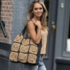Strand Tas Van Biologie Raffia 
Handmade Zwart met Beige Kleur