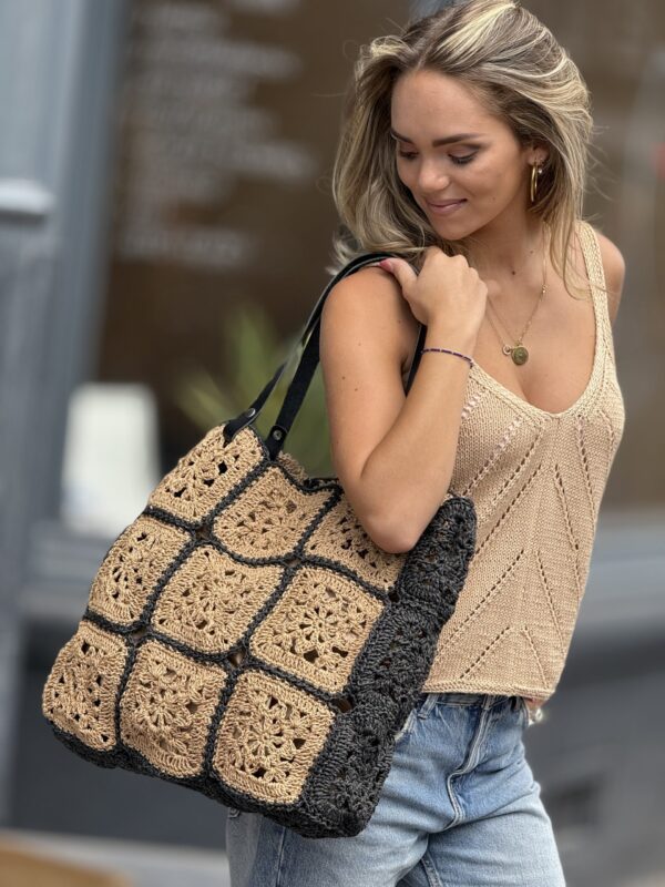 Strand Tas Van Biologie Raffia 
Handmade Zwart met Beige Kleur