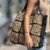 Strand Tas Van Biologie Raffia 
Handmade Zwart met Beige Kleur