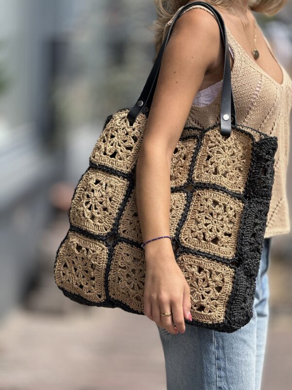 Strand Tas Van Biologie Raffia 
Handmade Zwart met Beige Kleur