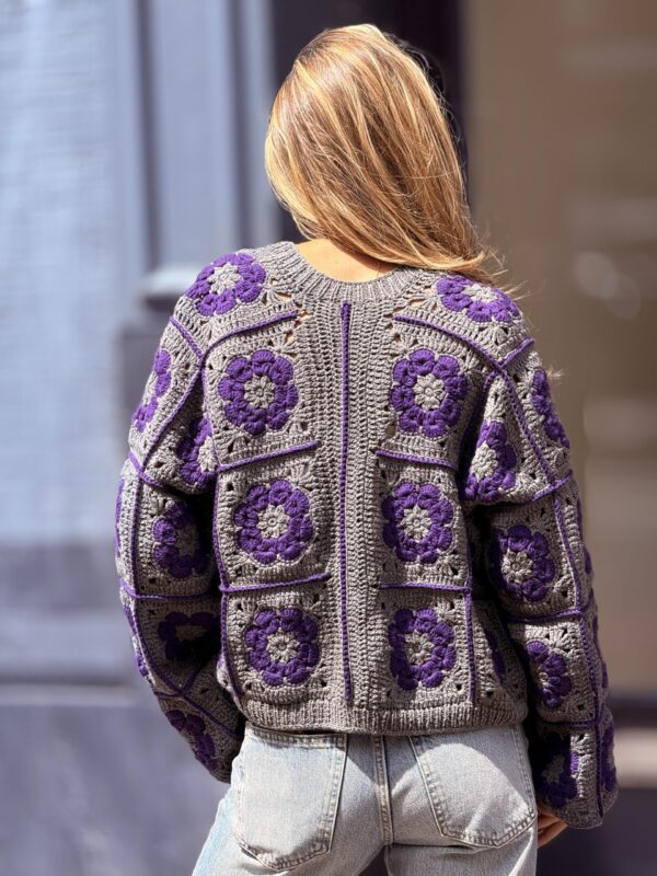 img_8105-4 Cardigan Bloemen van Handgemaakte 70% Merino Wol 30% Katoen - Grijs Paars