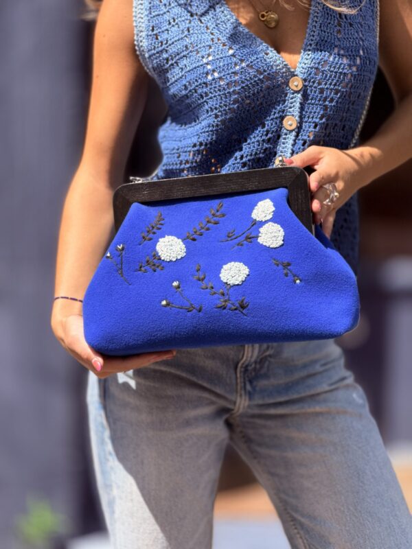 Exclusieve Tas met bloemen borduurwerk  Handmade 
 Natuurlijk Houten sluiting