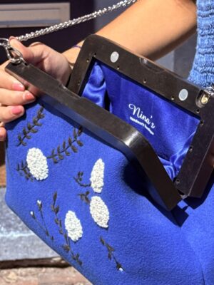 Exclusieve Tas met bloemen borduurwerk  Handmade 
 Natuurlijk Houten sluiting