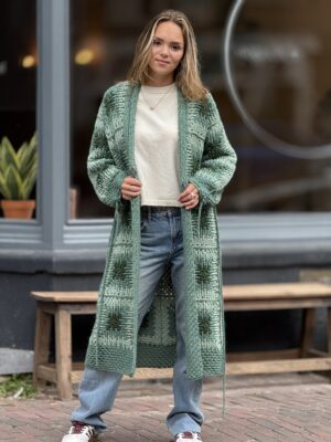 Handgehaakte Cardigan – Tijdloos Design & Natuurlijke Kwaliteit