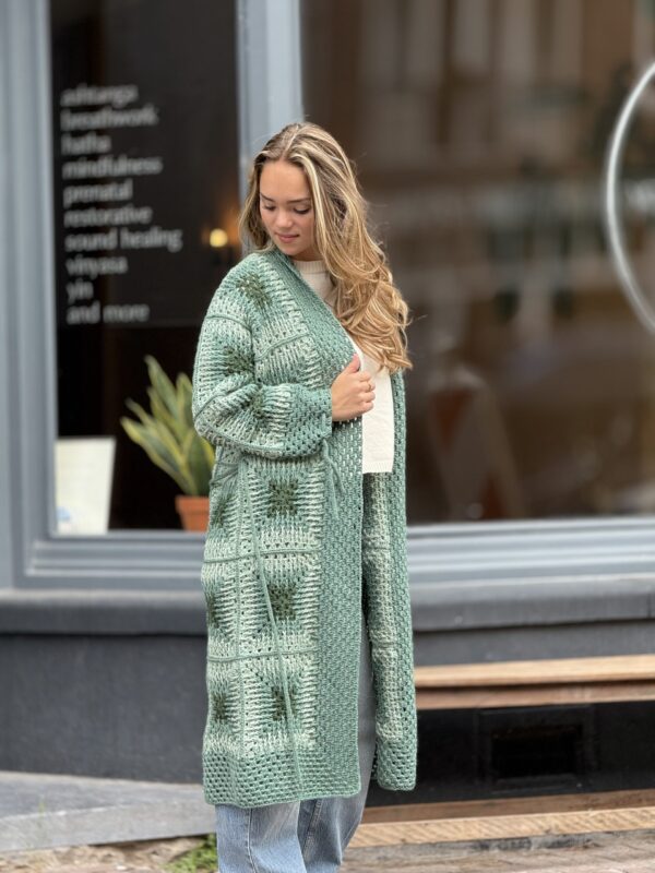 Handgehaakte Cardigan – Tijdloos Design & Natuurlijke Kwaliteit