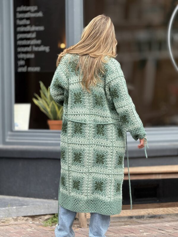 Handgehaakte Cardigan – Tijdloos Design & Natuurlijke Kwaliteit