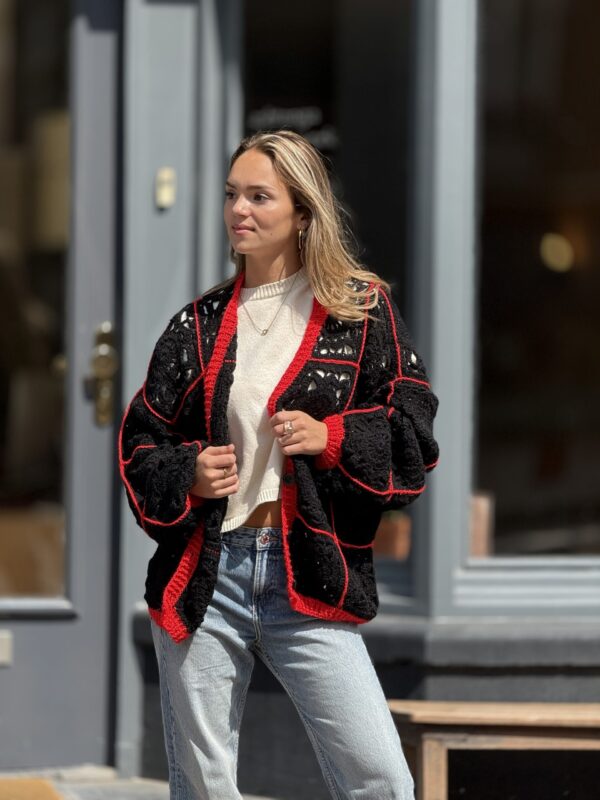 Cardigan van Handgemaakte 100%  Italiaanse Wol
 Zwart-Rood