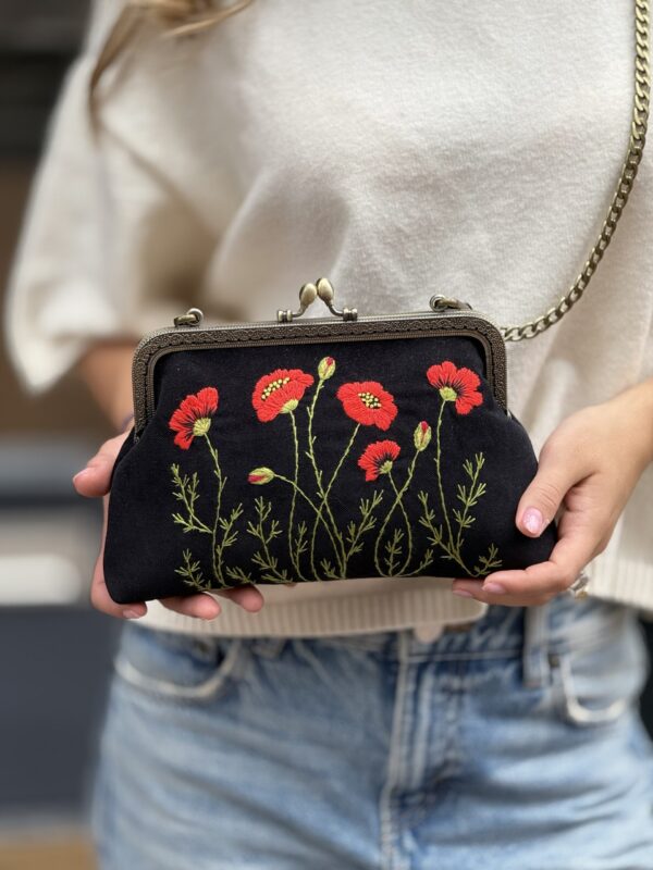 Zwarte Handgemaakte Tas met Geborduurde Klaprozen – Unieke Vintage Crochet Tas uit Amsterdam