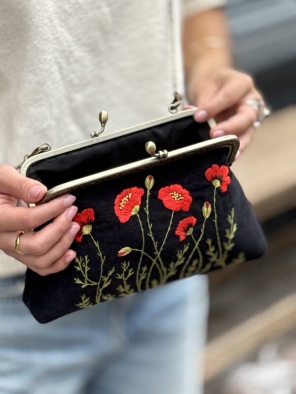 Zwarte Handgemaakte Tas met Geborduurde Klaprozen – Unieke Vintage Crochet Tas uit Amsterdam