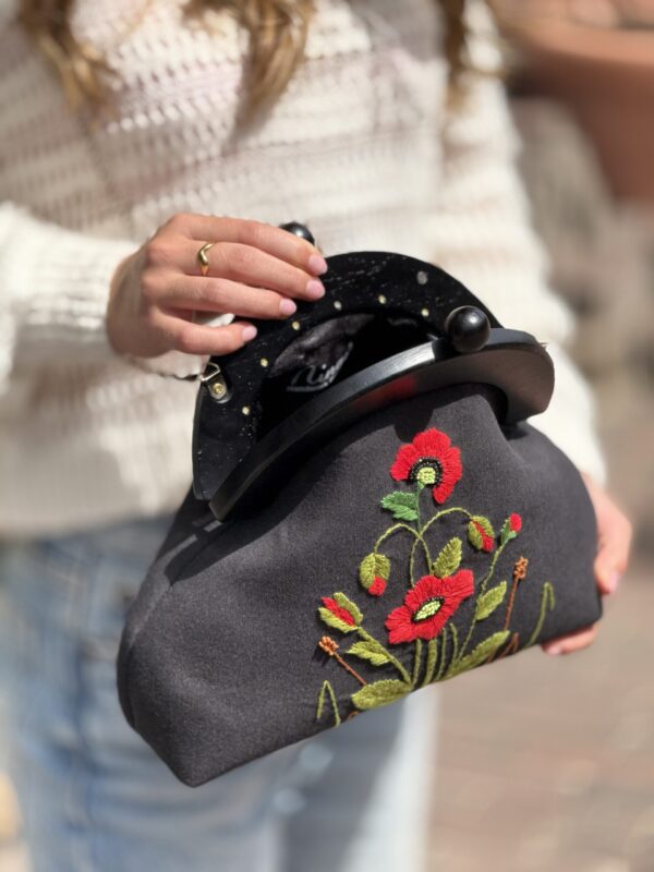 Exclusief   Unieke Tas met Vintage  Stijl van Duurzame Stoffen met 
Houten Sluiting 
  (Handmade)   Borduurwerk Klaprozen