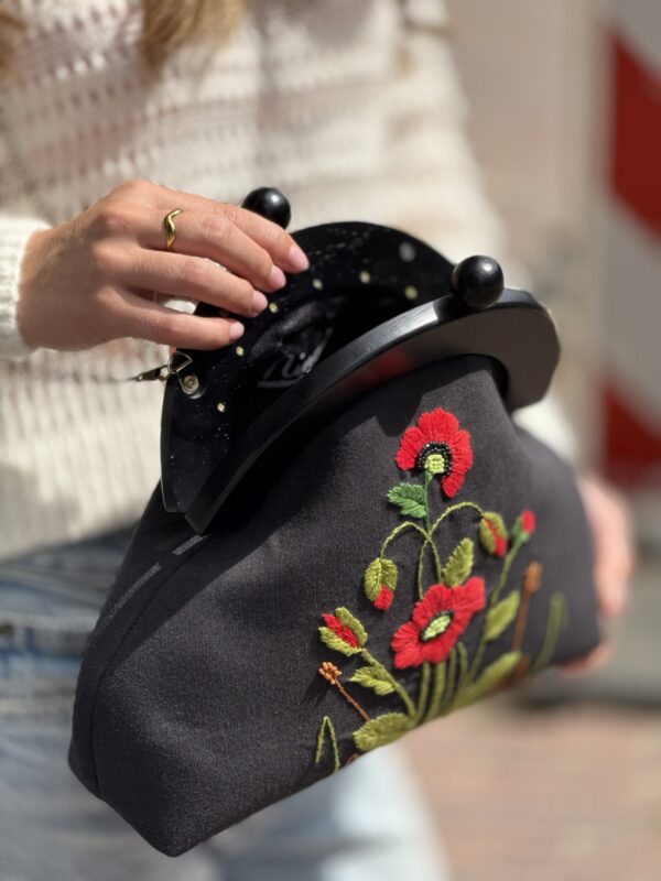 Exclusief   Unieke Tas met Vintage  Stijl van Duurzame Stoffen met 
Houten Sluiting 
  (Handmade)   Borduurwerk Klaprozen