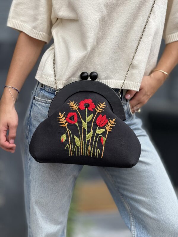 Exclusief   Unieke Tas met Vintage  Stijl van Duurzame Stoffen met 
Houten Sluiting 
  (Handmade)   Borduurwerk Klaprozen en Korenaren