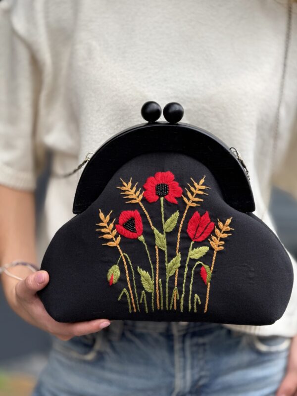 Exclusief   Unieke Tas met Vintage  Stijl van Duurzame Stoffen met 
Houten Sluiting 
  (Handmade)   Borduurwerk Klaprozen en Korenaren