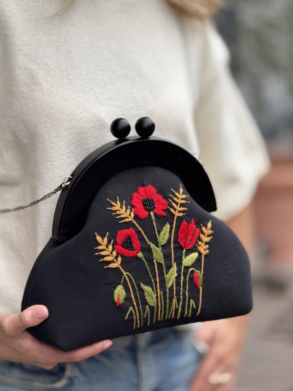 Exclusief   Unieke Tas met Vintage  Stijl van Duurzame Stoffen met 
Houten Sluiting 
  (Handmade)   Borduurwerk Klaprozen en Korenaren