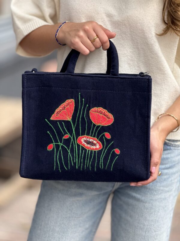 Exclusief   Unieke Tas van Duurzame Velours stof 
  (Handmade)   Borduurwerk Klaprozen