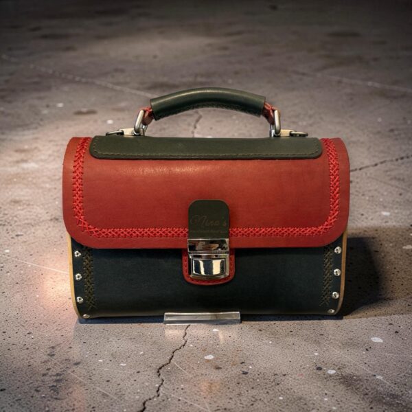 Exclusive Limited Edition Luxe Leren Tas – Handgemaakt met Walnoothout & Natuurlijke Bergbloemen