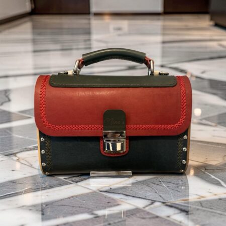 Exclusive Limited Edition Luxe Leren Tas – Handgemaakt met Walnoothout & Natuurlijke Bergbloemen