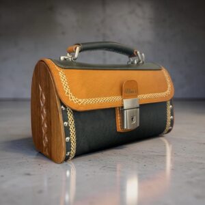 Exclusive Limited Edition Luxe Leren Tas – Handgemaakt met Walnoothout & Natuurlijke Bergbloemen