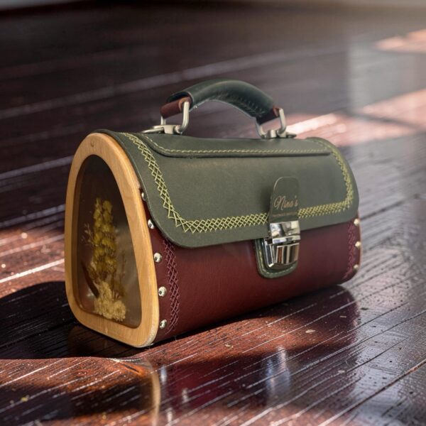 Exclusive Limited Edition Luxe Leren Tas – Handgemaakt met Walnoothout & Natuurlijke Bergbloemen