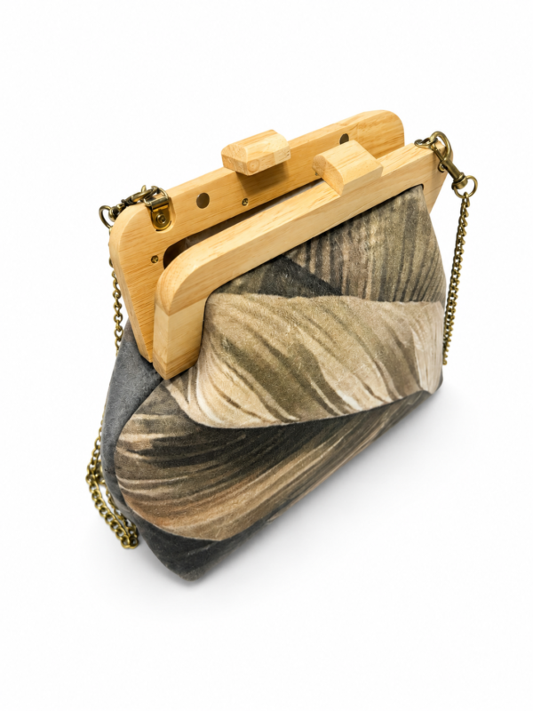 Exclusive Handmade Handbag with Wooden Clasp – Luxury Artisan Shoulder Bag