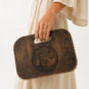 Handgemaakte Houten Clutch met Levensboom Motief – Unieke Artisan Tas
