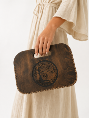 b8a3dc5b-acee-4497-afb2-718dd95bad32 Handgemaakte Houten Clutch met Levensboom Motief – Unieke Artisan Tas