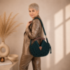 36e93cf4-eab6-42e5-a22b-de2e947c4316 Donkergroene Handgemaakte Macramé Handtas met Walnoten Houten Sluiting – Exclusieve Schoudertas | Nina’s Exclusief Bags Amsterdam