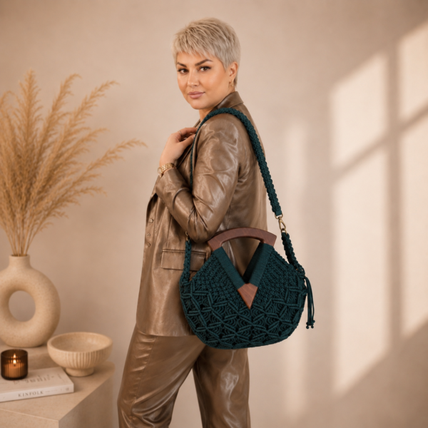36e93cf4-eab6-42e5-a22b-de2e947c4316 Donkergroene Handgemaakte Macramé Handtas met Walnoten Houten Sluiting – Exclusieve Schoudertas | Nina’s Exclusief Bags Amsterdam
