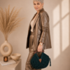 987f83f2-7dd7-40d4-926f-391b2525b334 Donkergroene Handgemaakte Macramé Handtas met Walnoten Houten Sluiting – Exclusieve Schoudertas | Nina’s Exclusief Bags Amsterdam