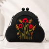 Handgemaakte Geborduurde Tas met Houten Sluiting | Exclusieve Dames Clutch | Nina’s Handwork Boutique Amsterdam
